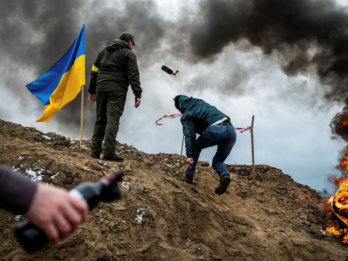 Foto: Civiles ucranianos lanzan cócteles molotov. (Reuters/Viacheslav Ratynskyi)