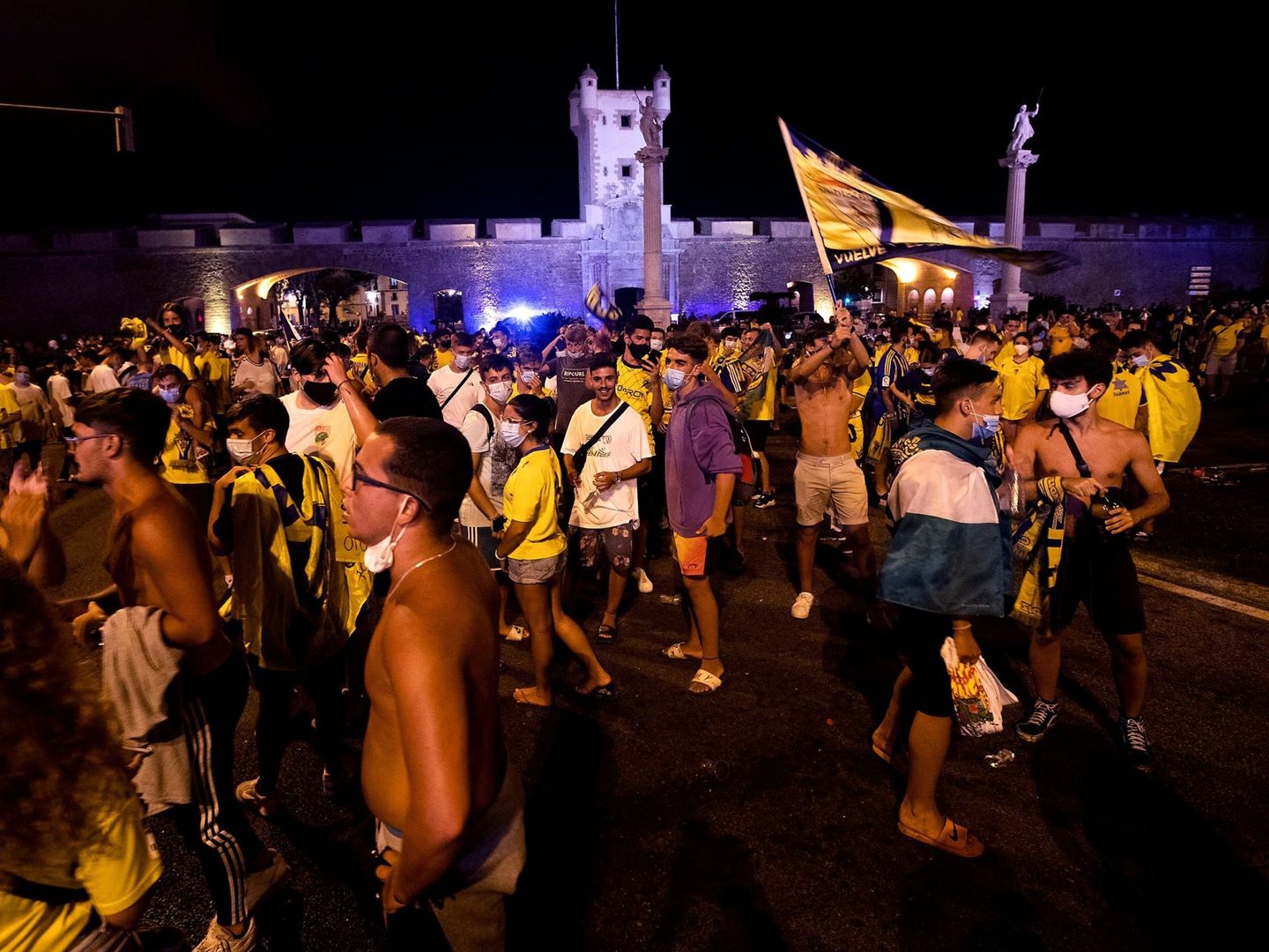Miles de personas celebran el ascenso del Cádiz sin guardar distancia de seguridad. (EFE)