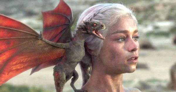 Foto: Daenerys con su bebé dragón al final de la primera temporada de 'Juego de tronos'. (HBO)