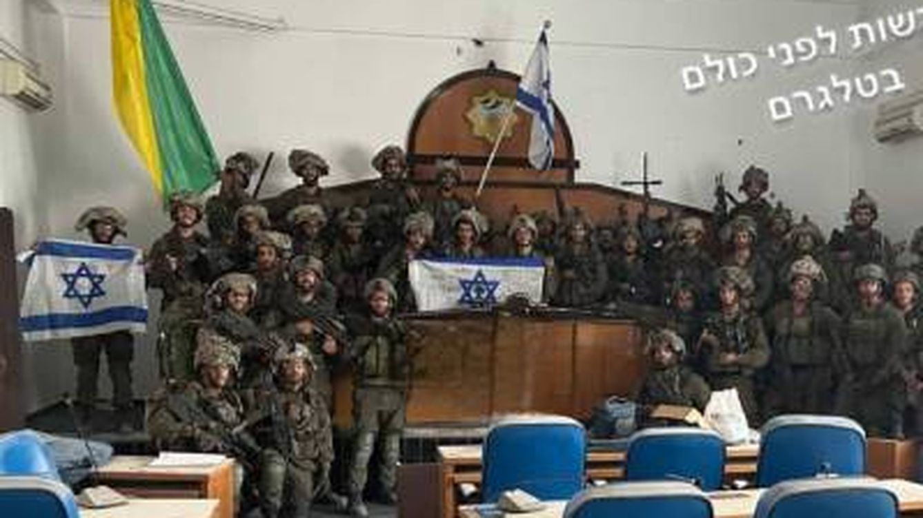 Foto: Tropas de la Brigada Golani israelí posan en el interior del Parlamento de Gaza. (FDI)