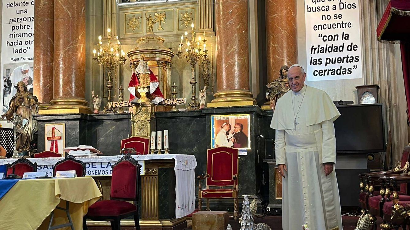 Foto: El cartón del Papa, en la presentación de su último libro en Madrid. (A. F.)