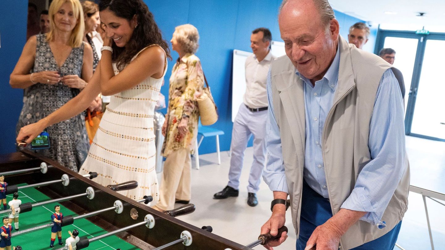 Fotografías facilitadas por la academia 'Rafa Nadal Academy' by Movistar, donde se muestra al rey emérito y a Xisca Perelló jugando al futbolín, durante una visita en julio de 2019. (EFE)