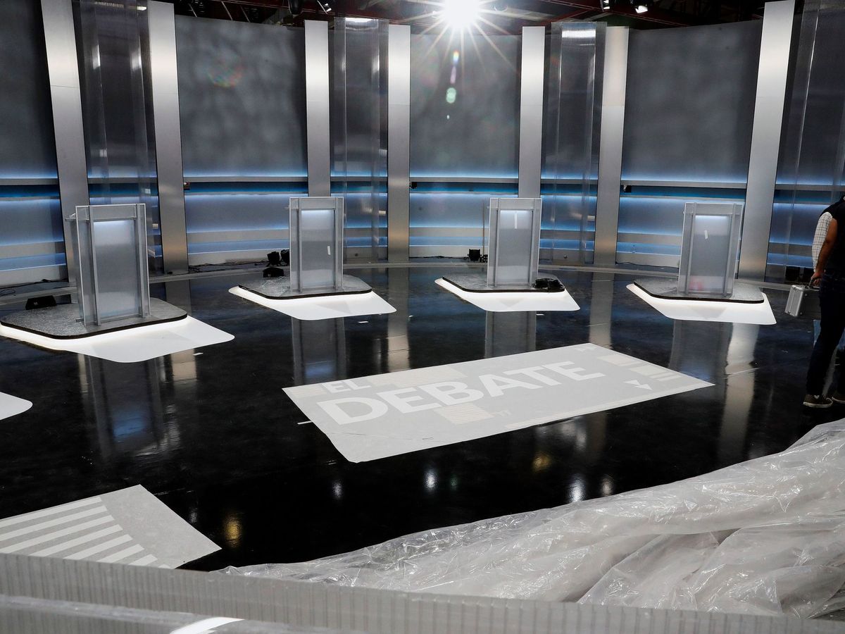 Foto: Vista del plató del debate electoral para el próximo lunes en el Pabellón de Cristal de la Casa de Campo de Madrid. (EFE)