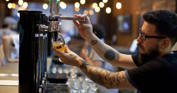 Foto: Un camarero en una cervecería. (EFE)