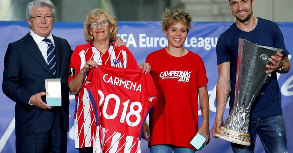 Foto: Carmena, Amanda Sampedro, capitana del Atlético de Madrid, escoltadas por Cerezo y Gabi. (EFE)