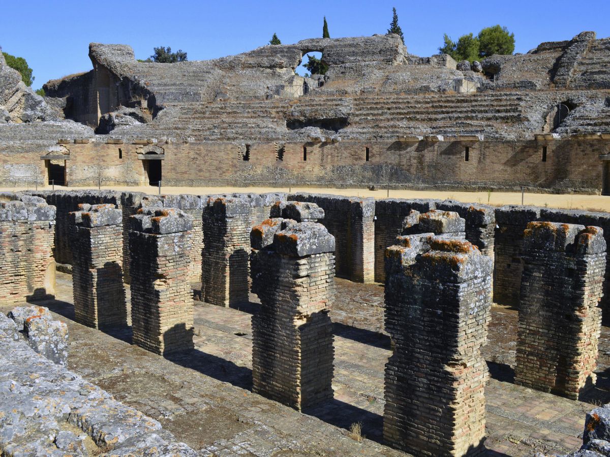Foto: Vista del anfiteatro de la ciudad romana de Itálica, en Sevilla. (EFE/Fermín Cabanillas)
