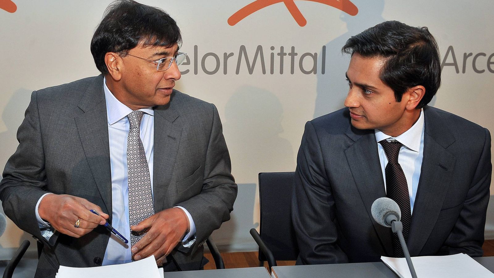 Foto: El consejero delegado del gigante siderúrgico ArcelorMittal Lakshmi Mittal y el director financiero Aditya Mittal