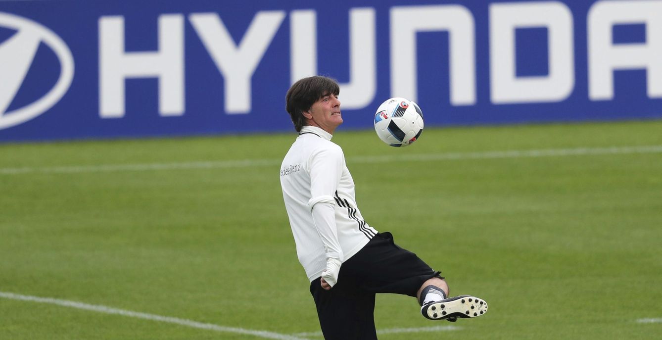 Joachim Löw tiene muchas bajas y tendrá que cavilar lo suyo para confeccionar el mejor once de Alemania. (EFE)
