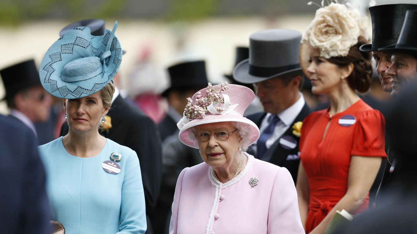 La reina Isabel y Sophie de Wessex, en una imagen de archivo. (Reuters)