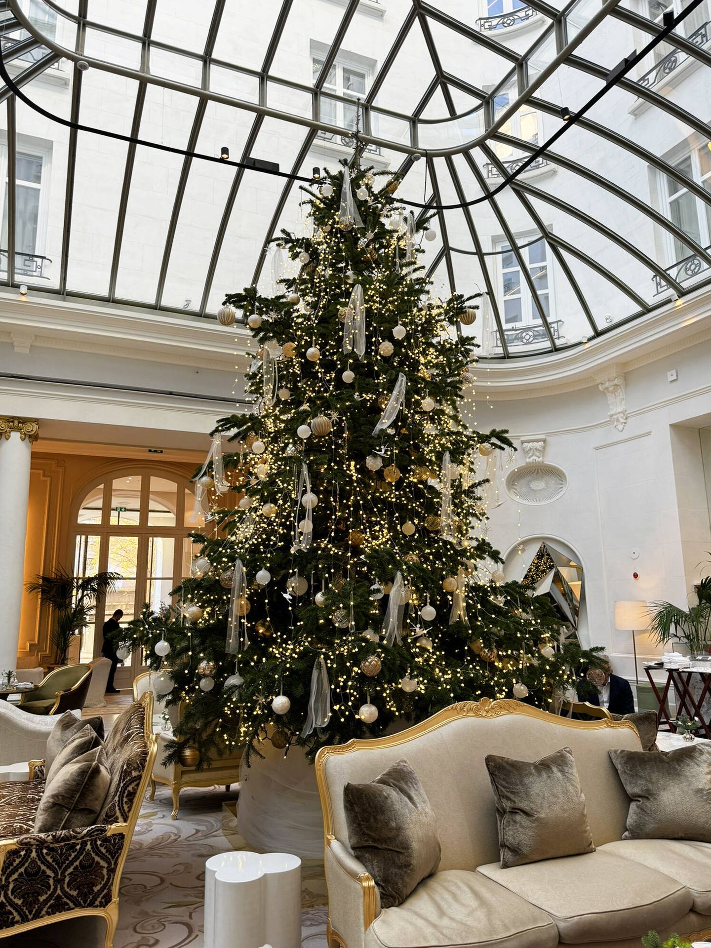 Árbol de Navidad en el hotel Mandarin Oriental Ritz. (Rafael Ansón)