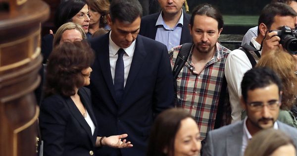 Foto: Carmen Calvo, Pedro Sánchez y Pablo Iglesias el pasado 19 de septiembre en el Congreso. (EFE)