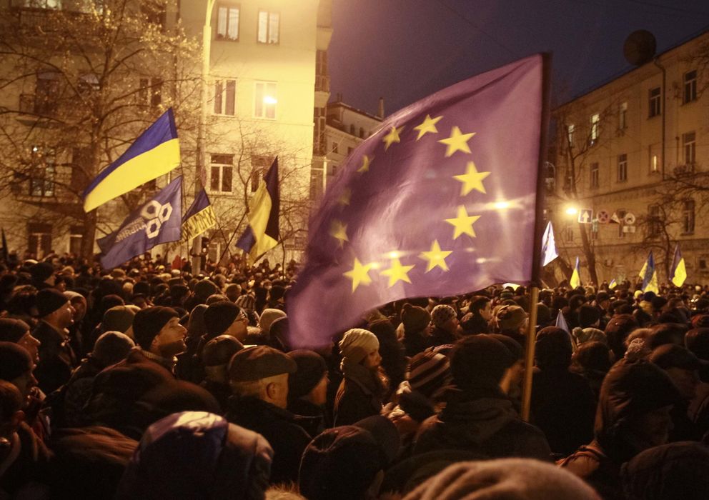 Foto: Manifestantes proeuropeos durante una protesta cerca de la sede del Gobierno en Kiev (Reuters).
