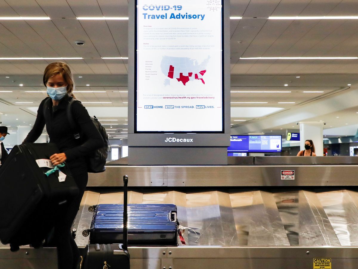 Foto: Una viajera, en el aeropuerto de LaGuardia, en Nueva York. (Reuters)