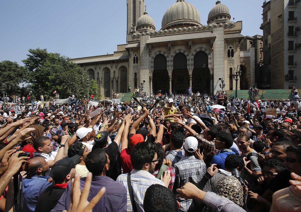 Foto: Protesta a favor de Mohamed Mursi frente a la mezquita Al Fath. (Reuters)