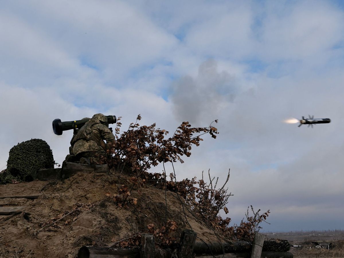 Foto: Un soldado ucraniano dispara un misil Javelin en Ucrania. (Reuters)