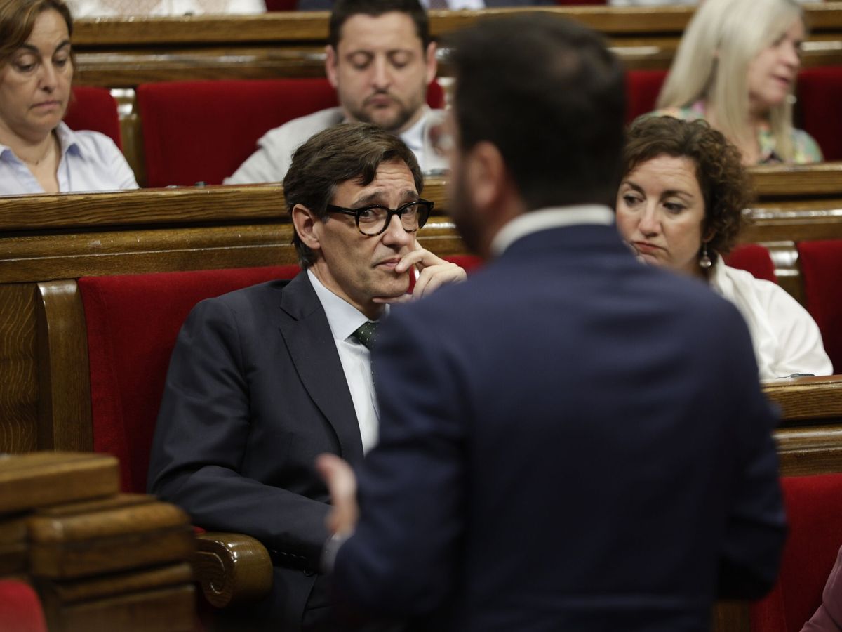 Foto: El líder de los socialistas vascos, Salvador Illa, observa a Aragonès en una sesión del Parlament. (EFE/Quique García)
