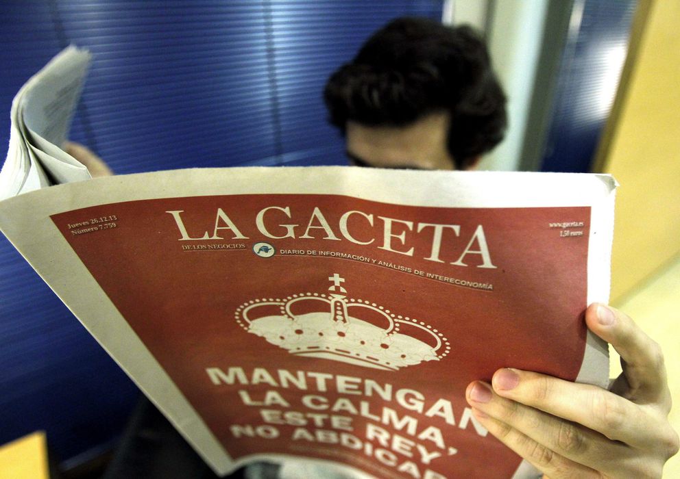 Foto: Un joven lee la edición de ayer del diario La Gaceta. (EFE)
