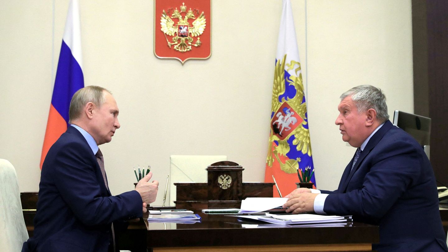 Putin, en uno de sus despachos con Igor Sechin, en febrero de 2021.