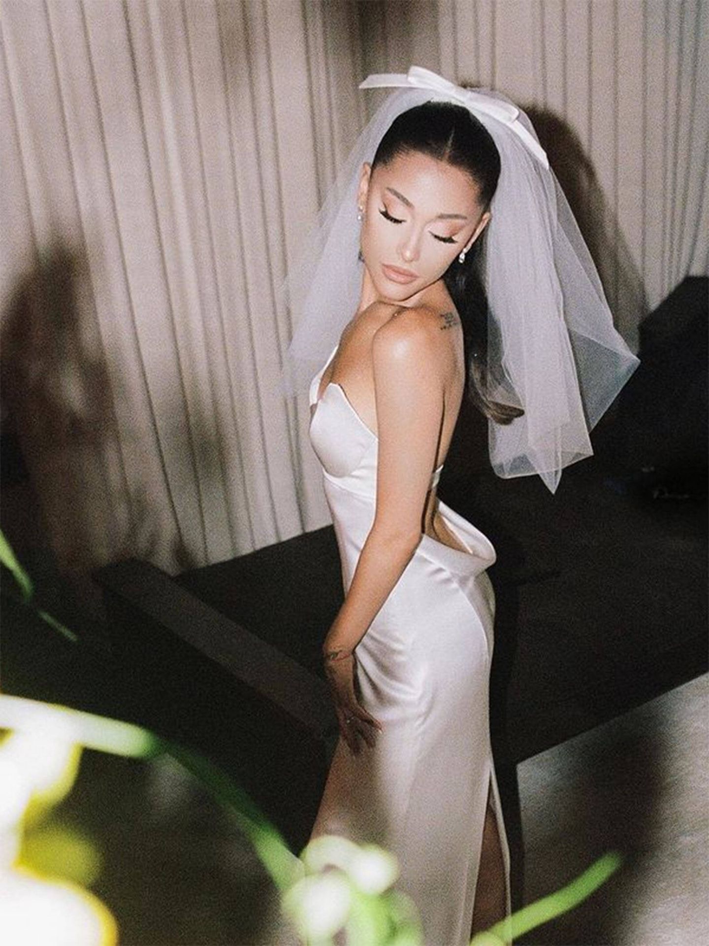 Ariana Grande, con su vestido de novia. (Instagram @arianagrande)