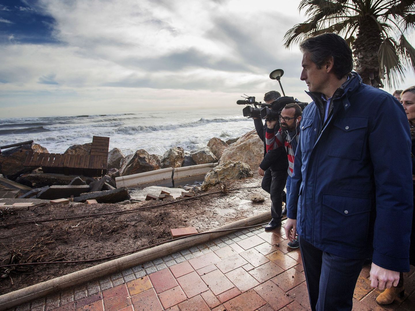 El ministro de Fomento observa los daños causado por el temporal en su visita a Almenara (Castellón).