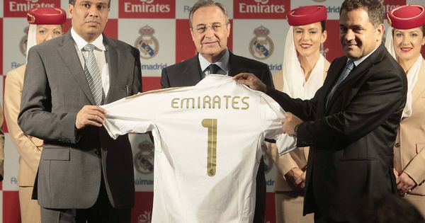 Foto: El presidente del Real Madrid, Florentino Pérez (c), posa junto a Salem Obaidalla (i), vicepresidente de Acciones comerciales de Emirates, y Boutros Boutros, vicepresidente de la compañía. (EFE)