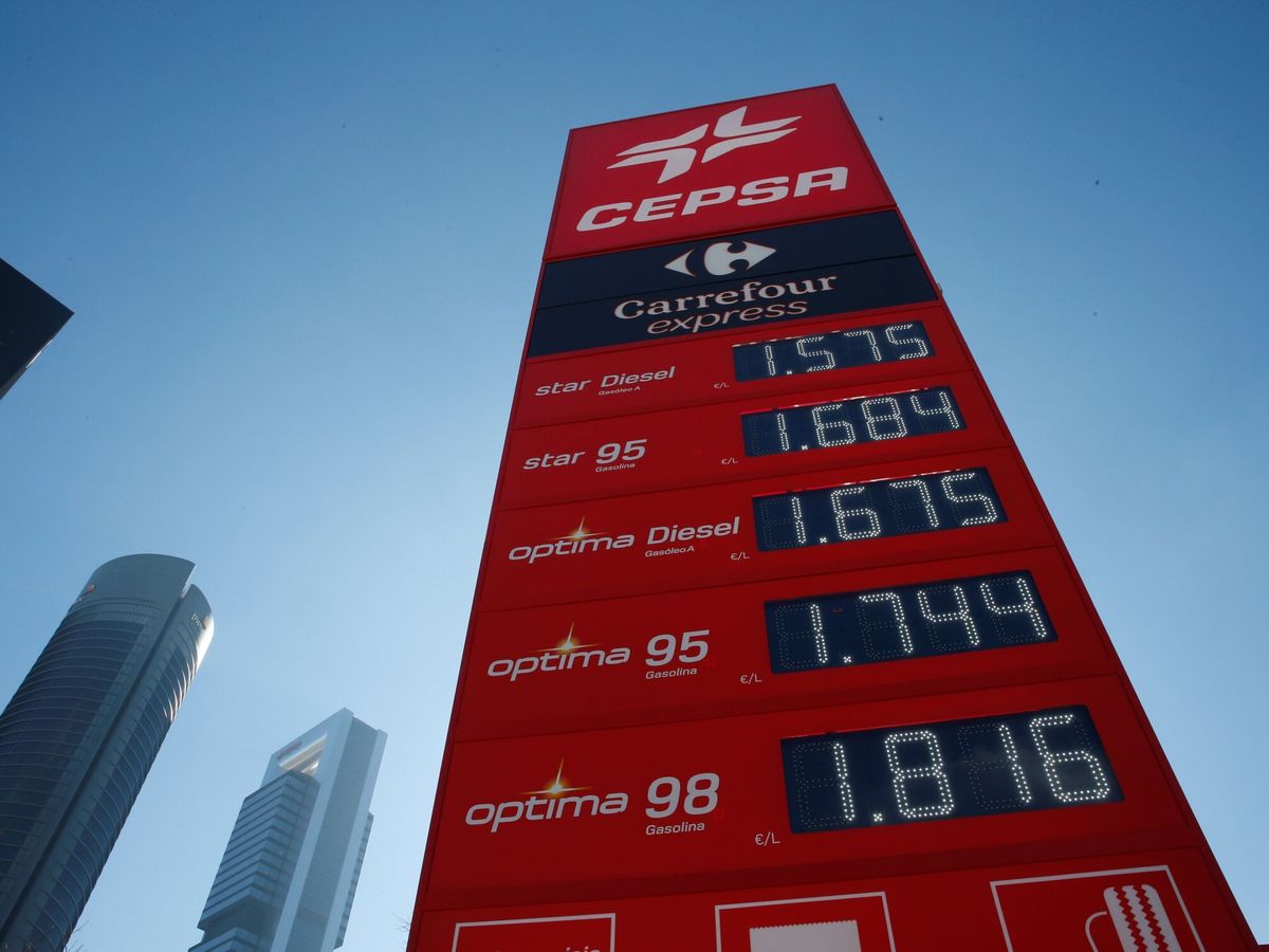 Foto: El coste de los carburantes no da tregua. (EFE/Diego Fernández)