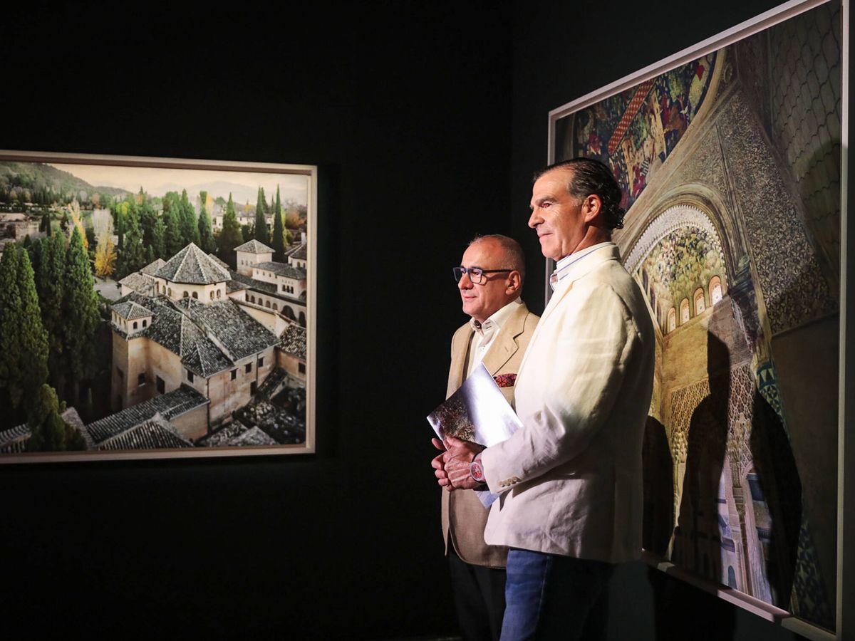 Foto: Rodrigo Ruiz-Jiménez Carrera junto al autor y comisario de la muestra, Fernando Manso. (Patronato de la Alhambra y Generalife)