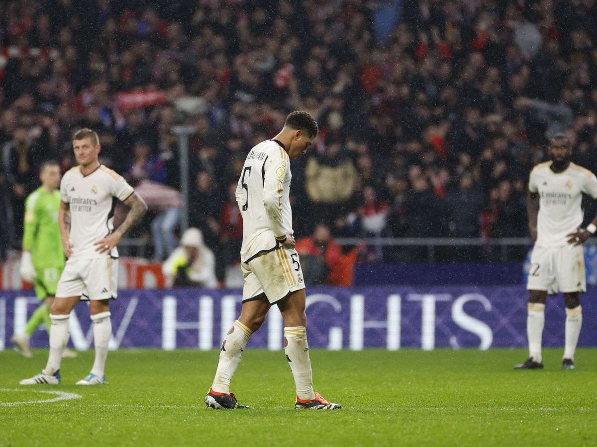 Foto: Los jugadores del Real Madrid se lamentan tras el cuarto tanto. (EFE/Juanjo Martín)