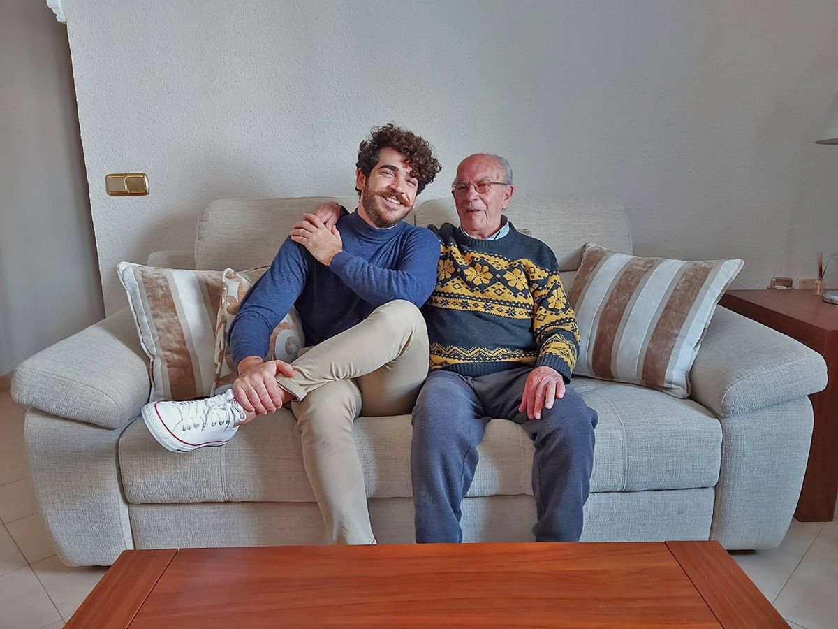 Foto: Andrés Moreno y su nieto Álvaro, esta semana, en Málaga. (Archivo familiar)