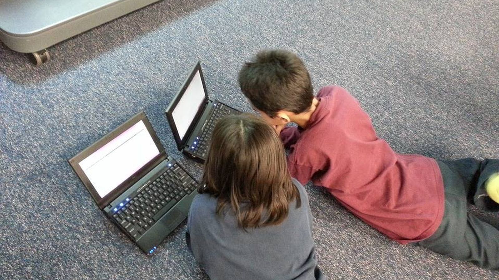 Foto: Dos niños utilizan un ordenador portátil, en una imagen de archivo (CC)