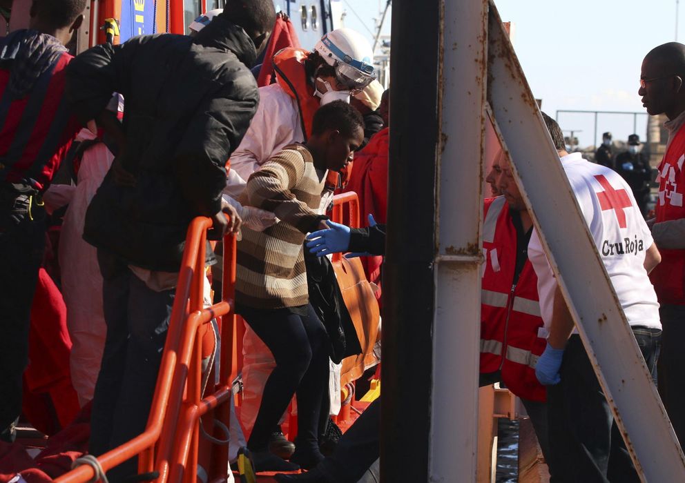 Foto: Los subsaharianos que se salvaron, llegaron al puerto de Almería (Efe)