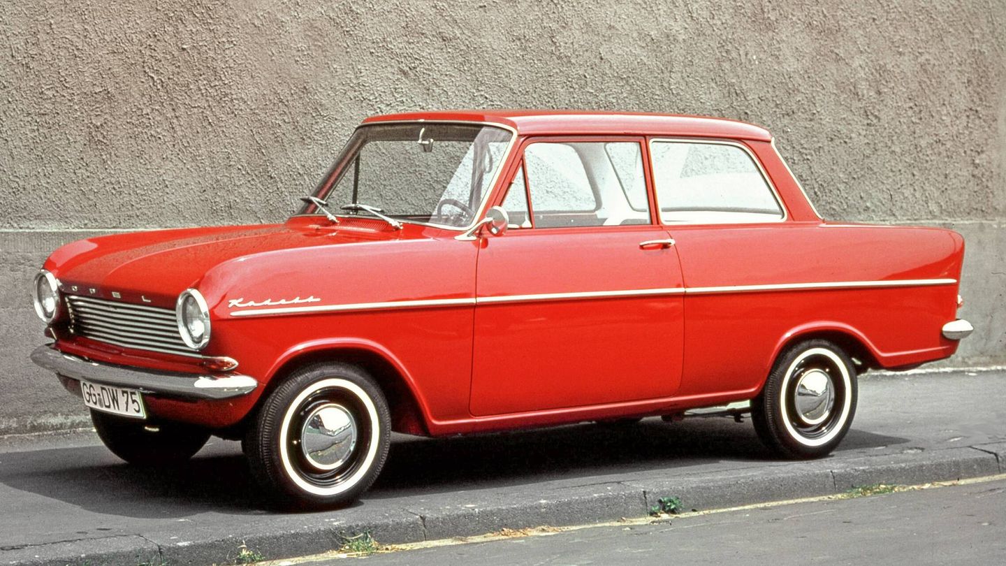 El Opel Kadett A, lanzado en 1962, estrenó la factoría de Bochum y es considerado el primer compacto 'moderno' de la saga.