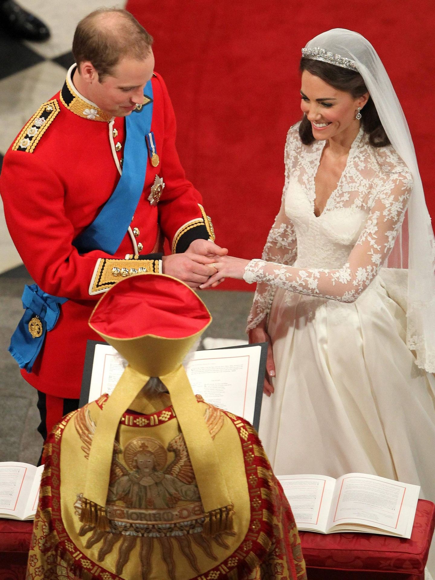 El príncipe Guillermo y Kate Middleton,  durante su boda en la abadía de Westminster el 29 de abril de 2011. (EFE/Andrew Milligan)
