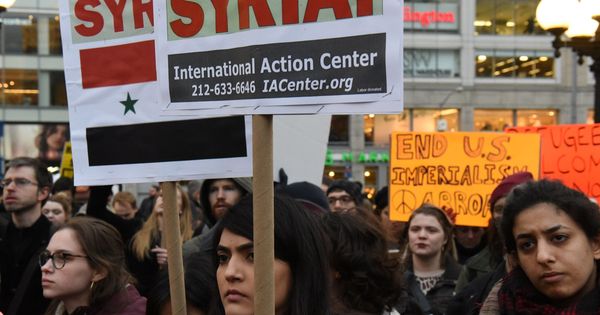 Foto: Manifestación contra el bombardeo estadounidense en Siria, en Nueva York, el 7 de abril de 2017. (Reuters)