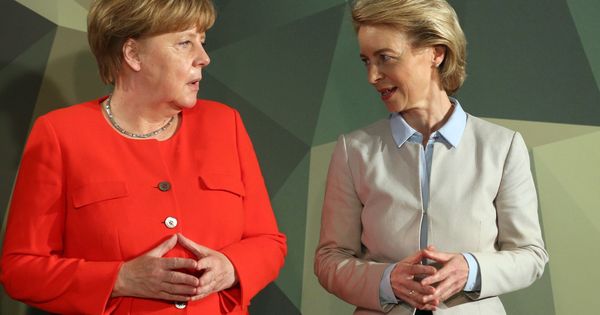 Foto: Ursula von der Leyen con Merkel en un acto. (EFE)
