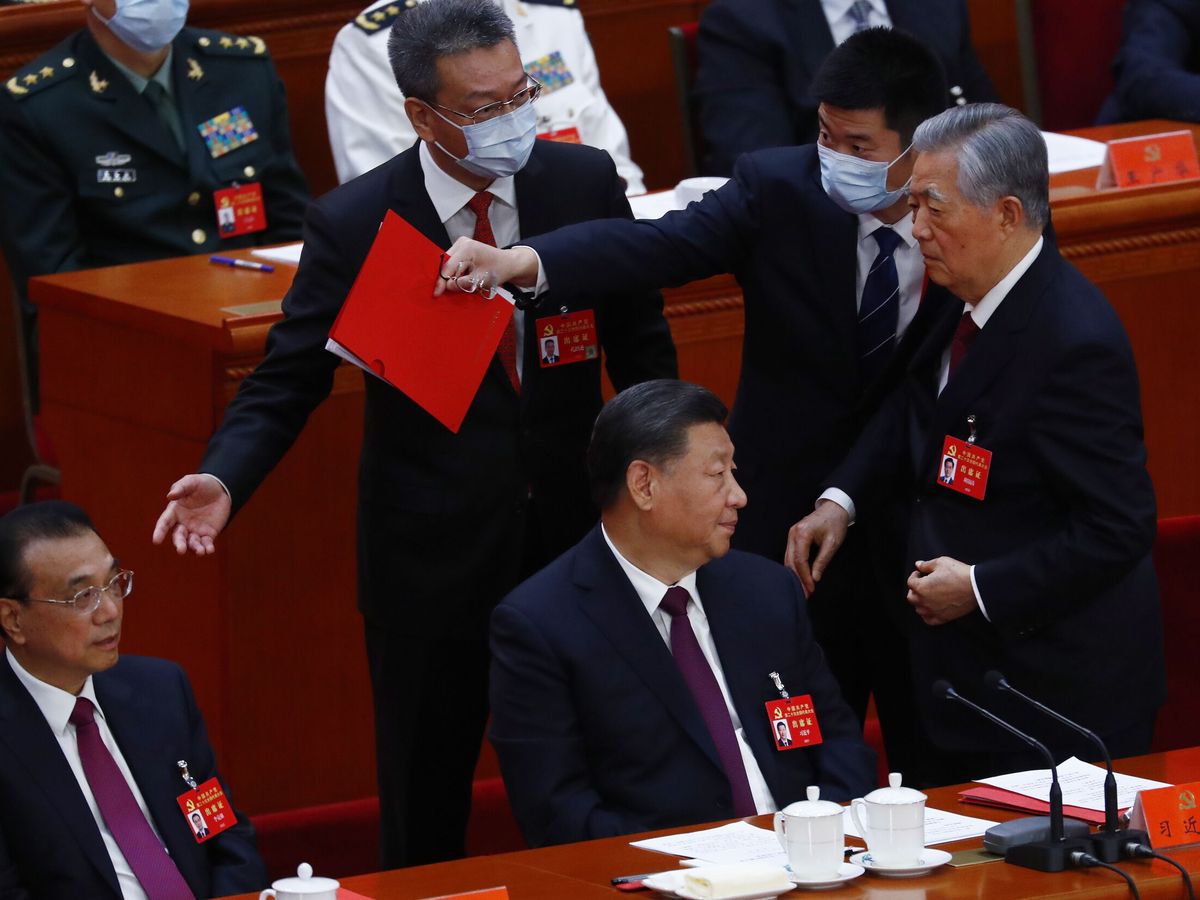 Foto: Momento en el que se producía la salida del expresidente chino Hu Jintao del XX Congreso del Partido Comunista de China. (EFE/Mark R. Cristino)