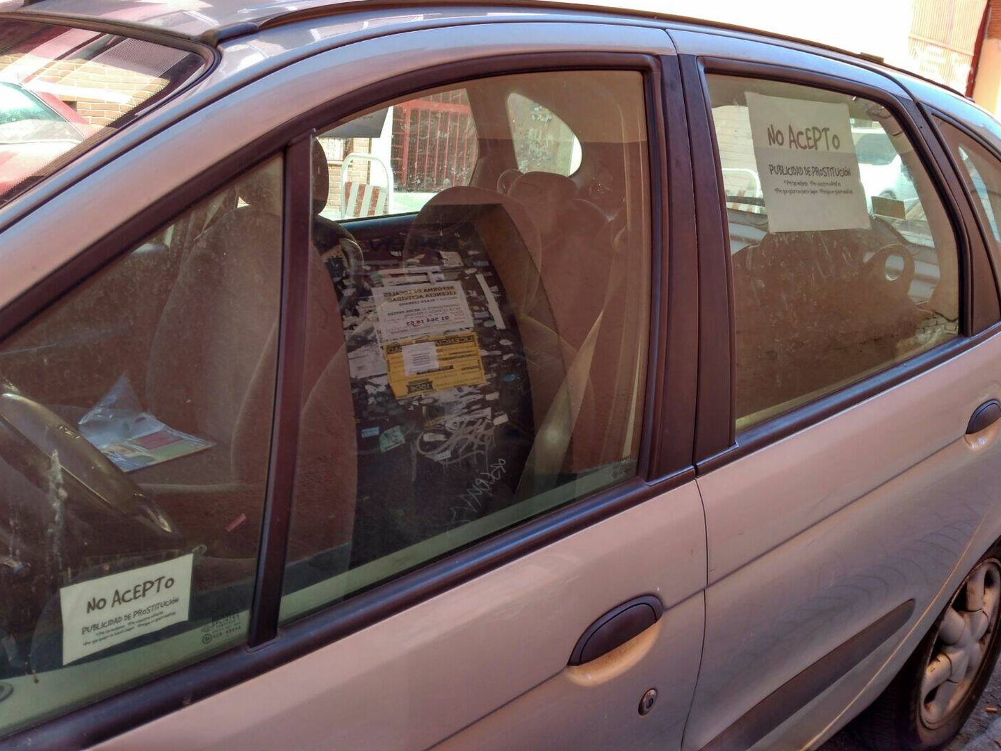 Vista de un coche con un cartel en el que se puede leer 'No acepto publicidad de prostitución'. (Cedida)
