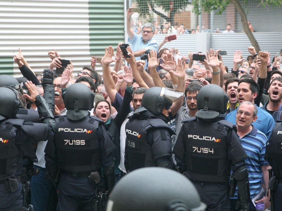 Foto: Agentes de la Policía Nacional durante el referéndum catalán del 1-O. (EFE/Jaume Sellart)
