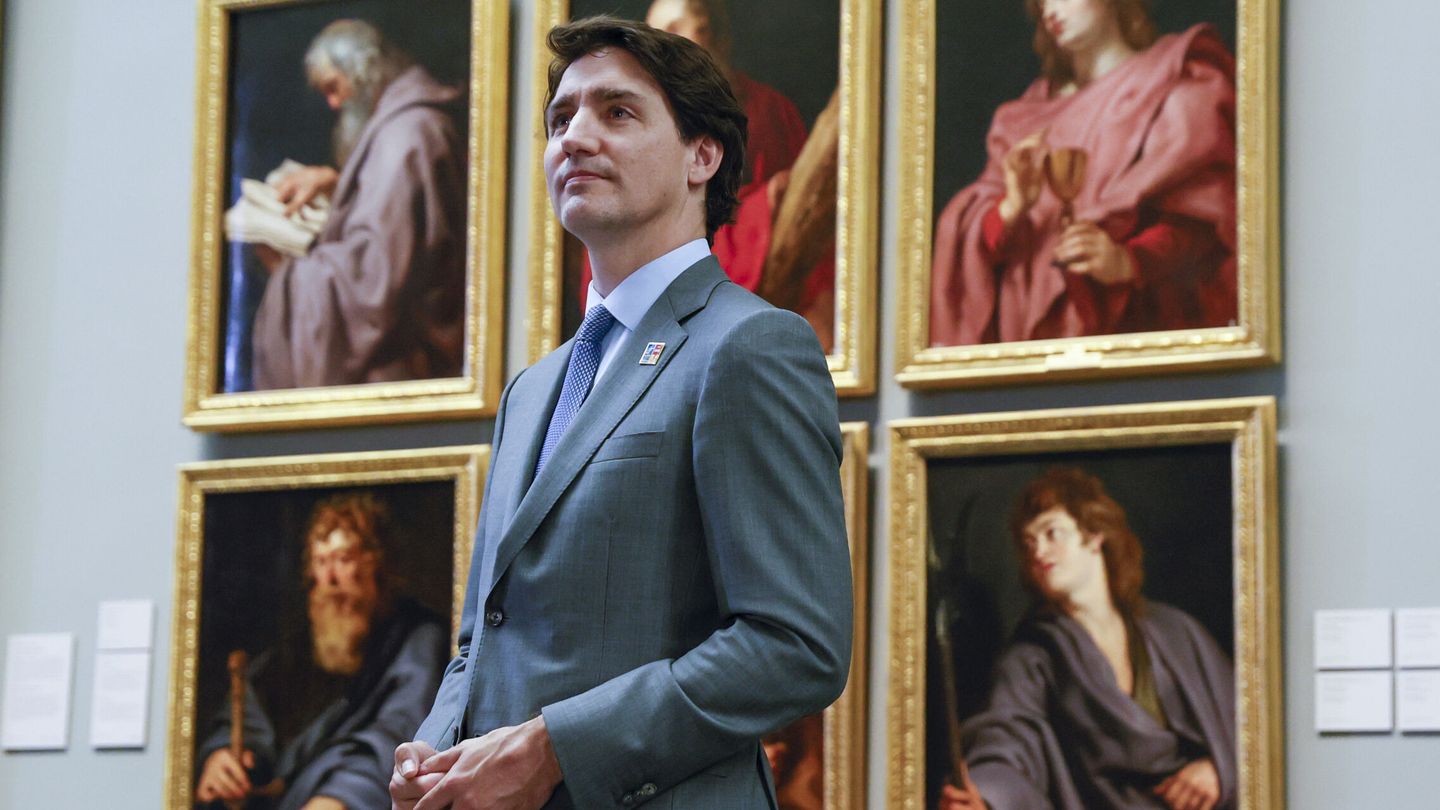 Justin Trudeau contempla las obras del Museo del Prado. (EFE/Ballesteros)