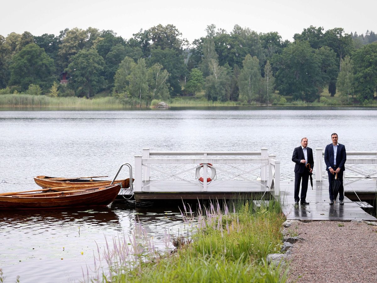Foto: Pedro Sánchez se reúne con el primer ministro sueco, Stefan Löfven, en su residencia de verano en Harpsund, este 15 de julio. (EFE)