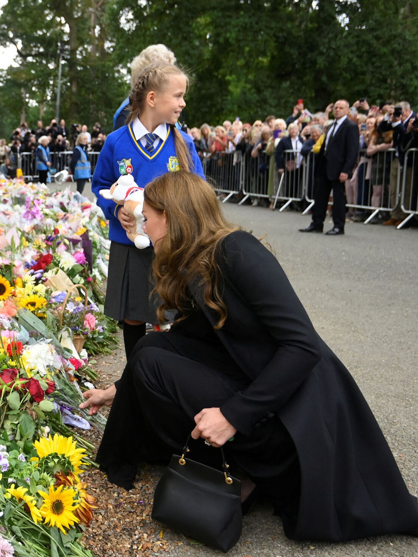 Kate acompañaba a una niña para que dejara en Sandringham su pequeño homenaje. (Reuters/Toby Melville)