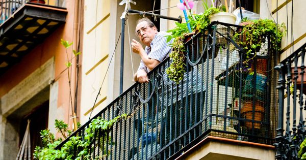 Foto: Un hombre fuma en un balcón de Barcelona. (iStock)