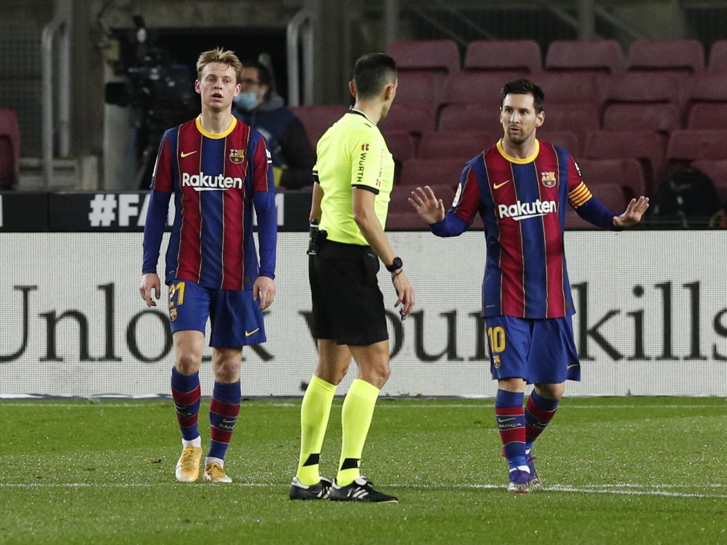 Messi y Frenkie de Jong ante la Real Sociedad. (Reuters)