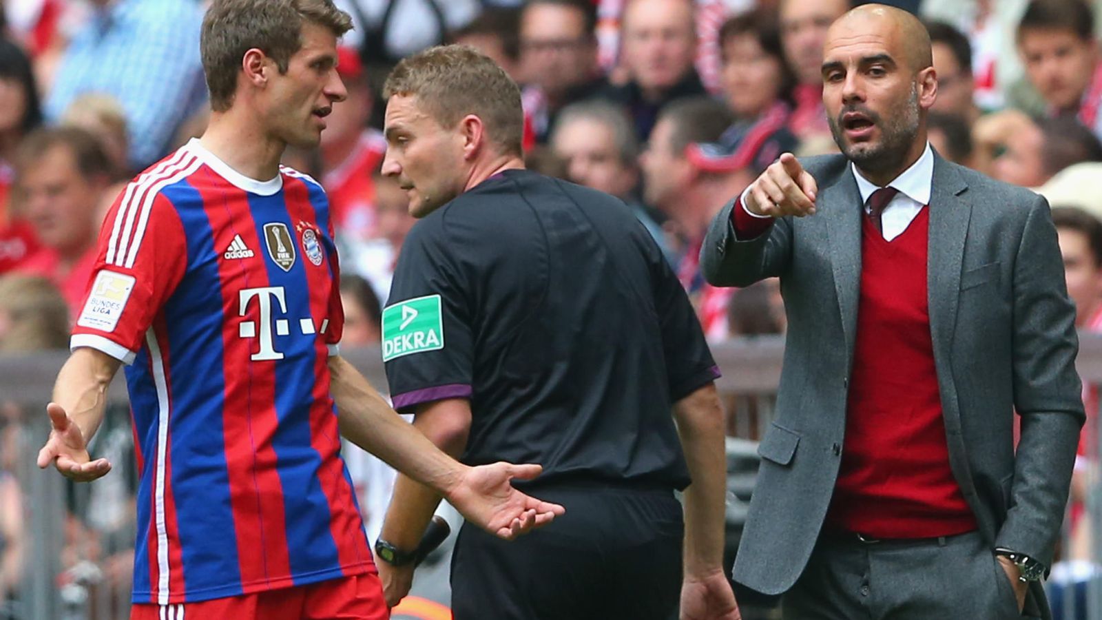 Foto: Müller pide explicaciones a Guardiola tras una orden del técnico (Imago).