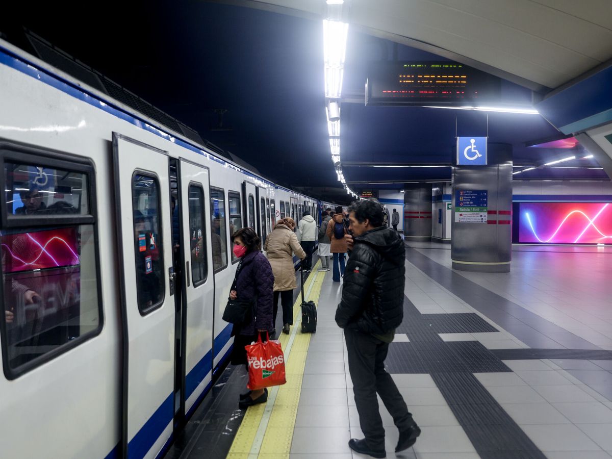 Foto: Viajeros en el Metro de Madrid en la estación de Sol. (Europa Press/Ricardo Rubio)
