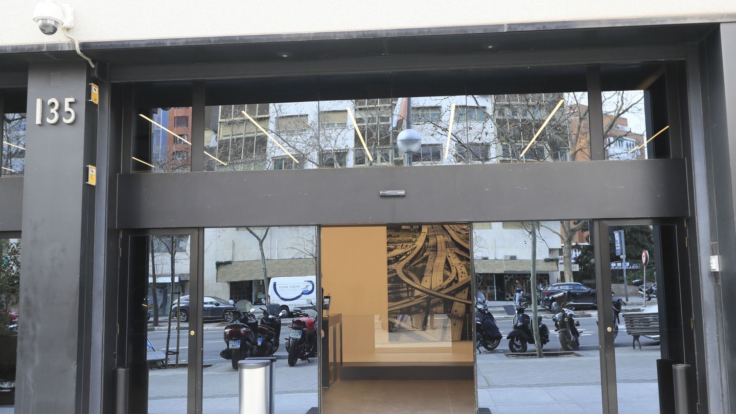 Puerta de la sede de Ferrovial. (EFE/Fernando Alvarado)