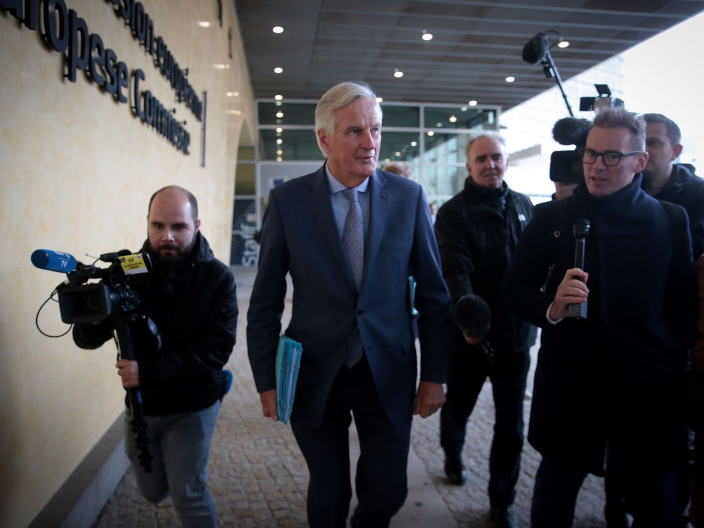 Michel Barnier saliendo de la sede de la Comisión Europea. (Reuters)