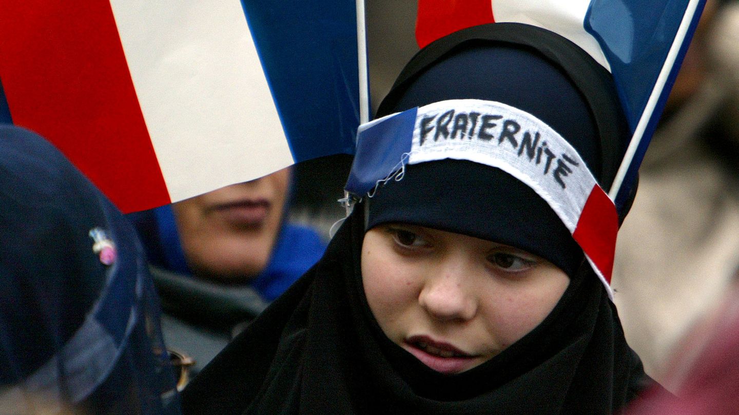 Jóvenes musulmanas protestan en París contra la prohibición del velo en 2004 (Reuters).