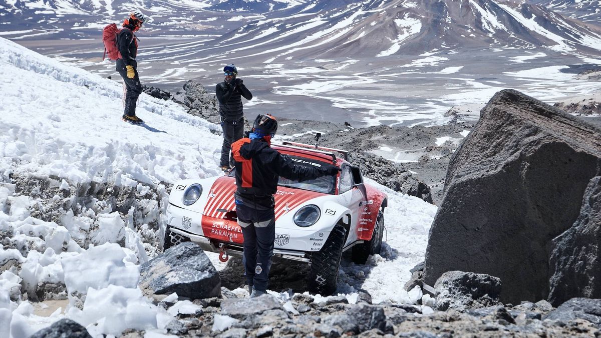 ¿Por qué han ascendido dos Porsche 911 a la cumbre del volcán más alto del mundo?