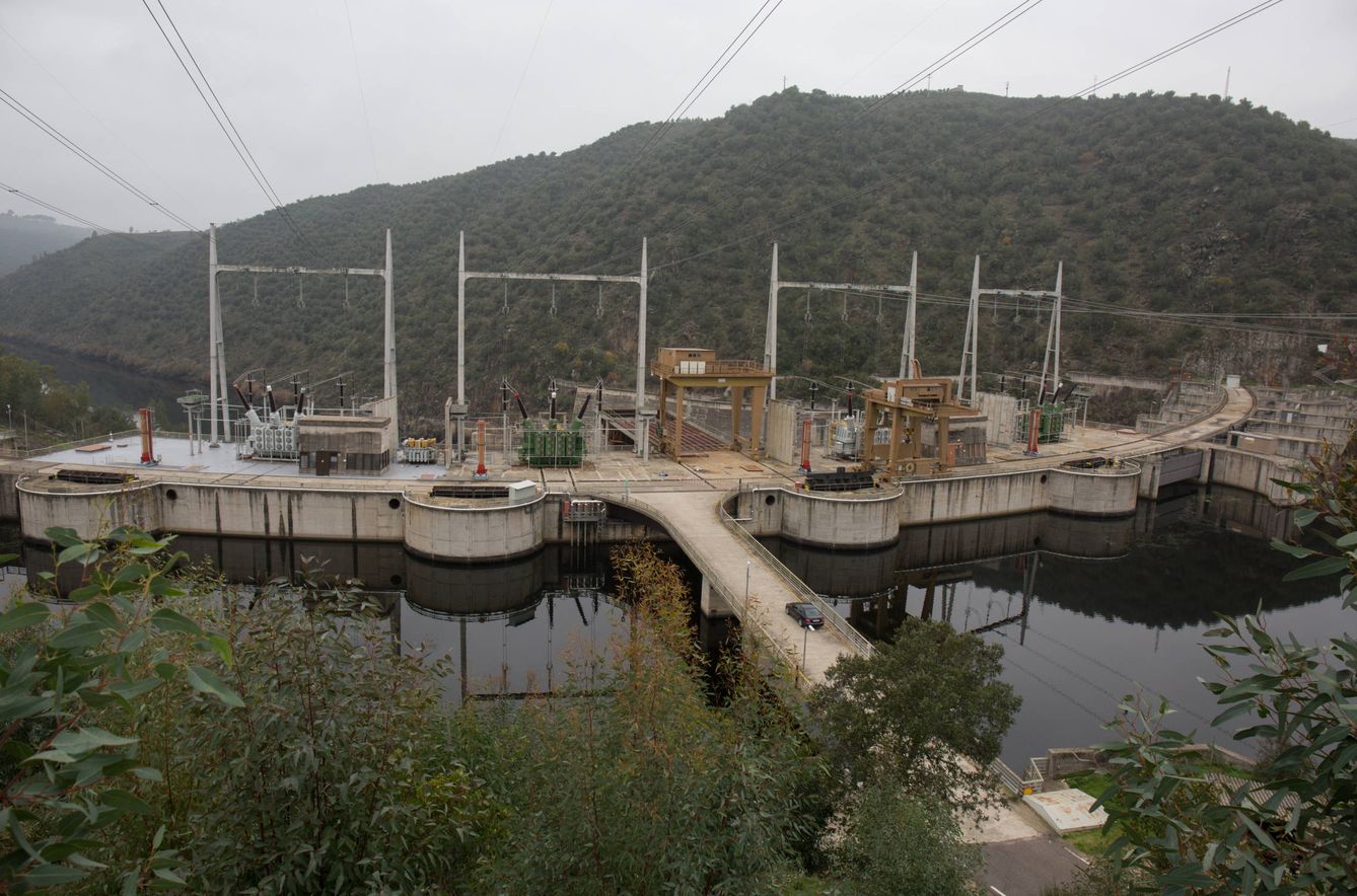 Vista de la central hidroeléctrica de Cedillo desde el lado español. (D. B.)
